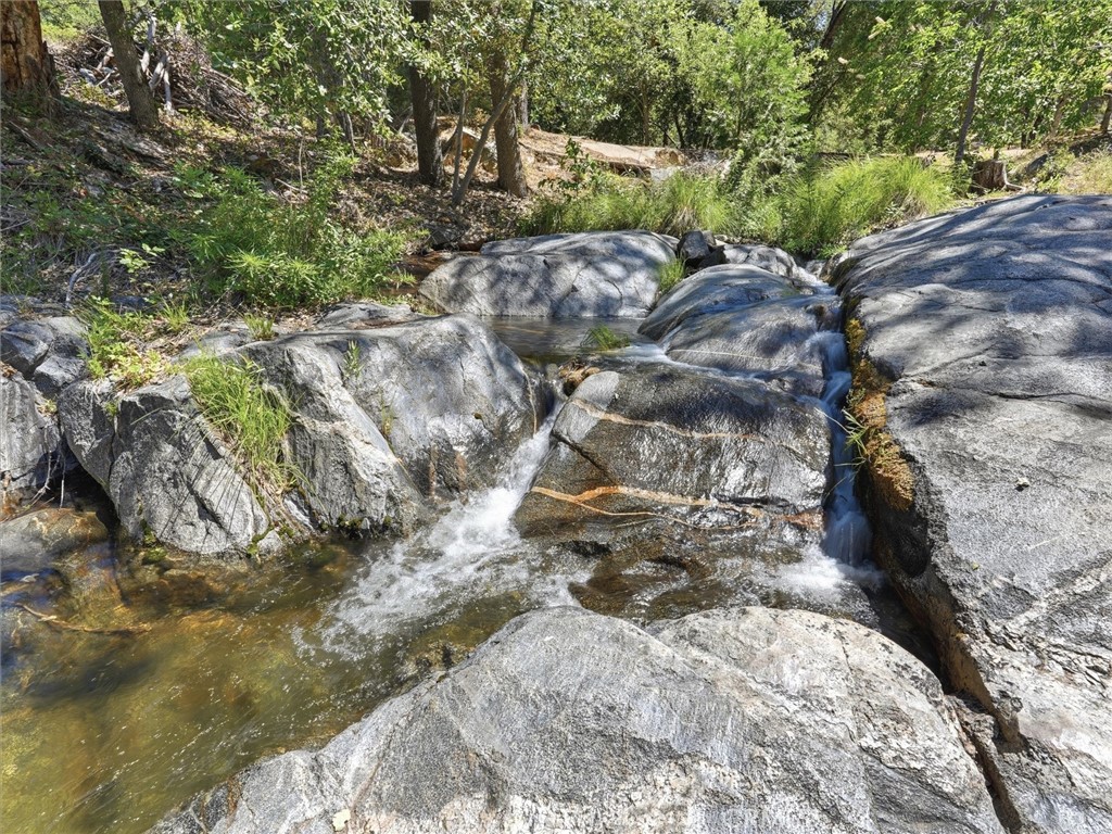 https://media.crmls.org/medias/e85b2ea5-27b2-4ebf-9323-e915d29f2659.jpg?preset=X-Large