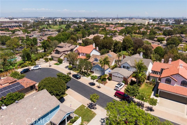 aerial view of home on culdesac