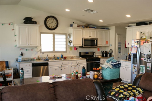 Detail Gallery Image 7 of 10 For 11822 Flushing, Victorville,  CA 92392 - 4 Beds | 2/1 Baths