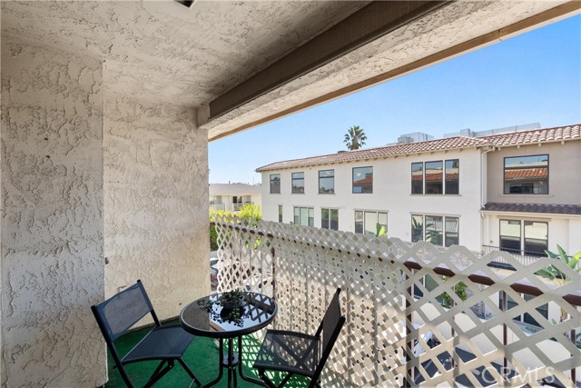 18900 Delaware Street, Huntington Beach CA: https://media.crmls.org/medias/e85e1296-f8cb-4ac1-b229-26919e8a7a45.jpg