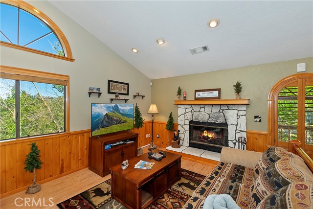 Detail Gallery Image 10 of 45 For 369 Pioneer Rd, Lake Arrowhead,  CA 92352 - 3 Beds | 2/1 Baths