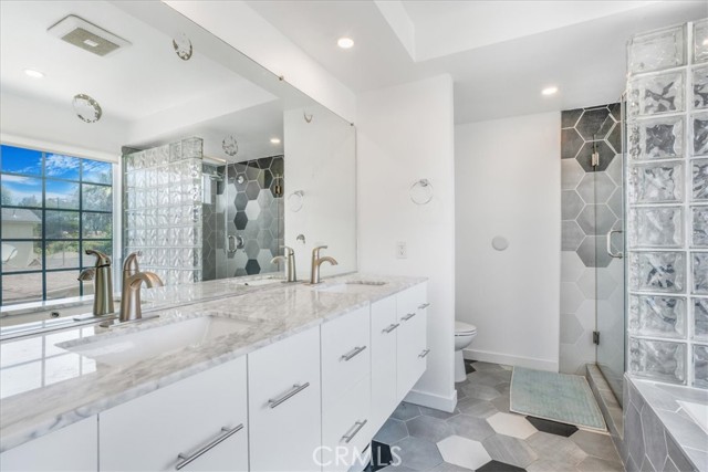 2481 S Bundy Drive, Los Angeles CA: https://media.crmls.org/medias/e860ba0e-ed80-44c5-a588-57ce7583fd02.jpg