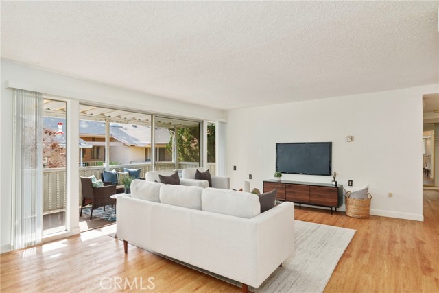 225 Avenida Majorca, Laguna Woods CA: https://media.crmls.org/medias/e86160dd-198e-4bf9-9807-9bf2768c6bd9.jpg