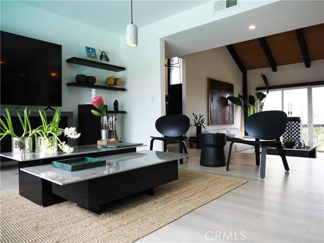 Detail Gallery Image 10 of 28 For 5177 Medina Rd, Woodland Hills,  CA 91364 - 3 Beds | 3 Baths