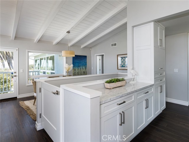 246 Via Los Miradores, Redondo Beach CA: https://media.crmls.org/medias/e8627b3b-8759-42a7-bafe-6788271dc285.jpg