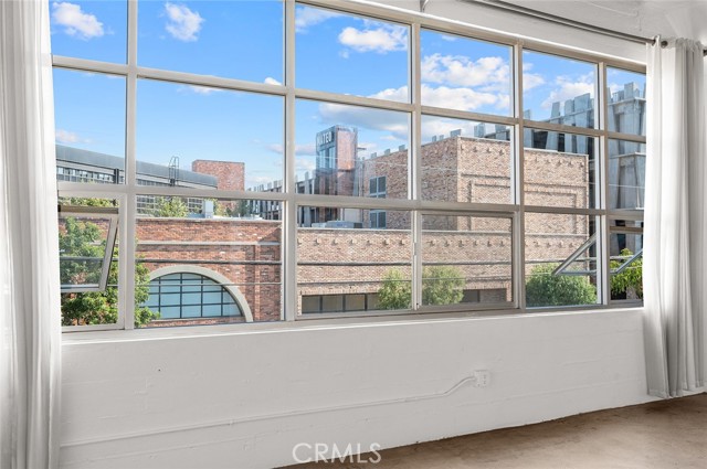 530 Molino Street, Los Angeles CA: https://media.crmls.org/medias/e863f67e-2b0b-4745-926c-f8a8b74d9782.jpg