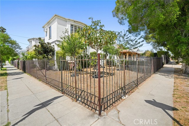 1200 N Kenmore Avenue, Los Angeles CA: https://media.crmls.org/medias/e864007c-c18c-4764-917c-8c910f127d57.jpg