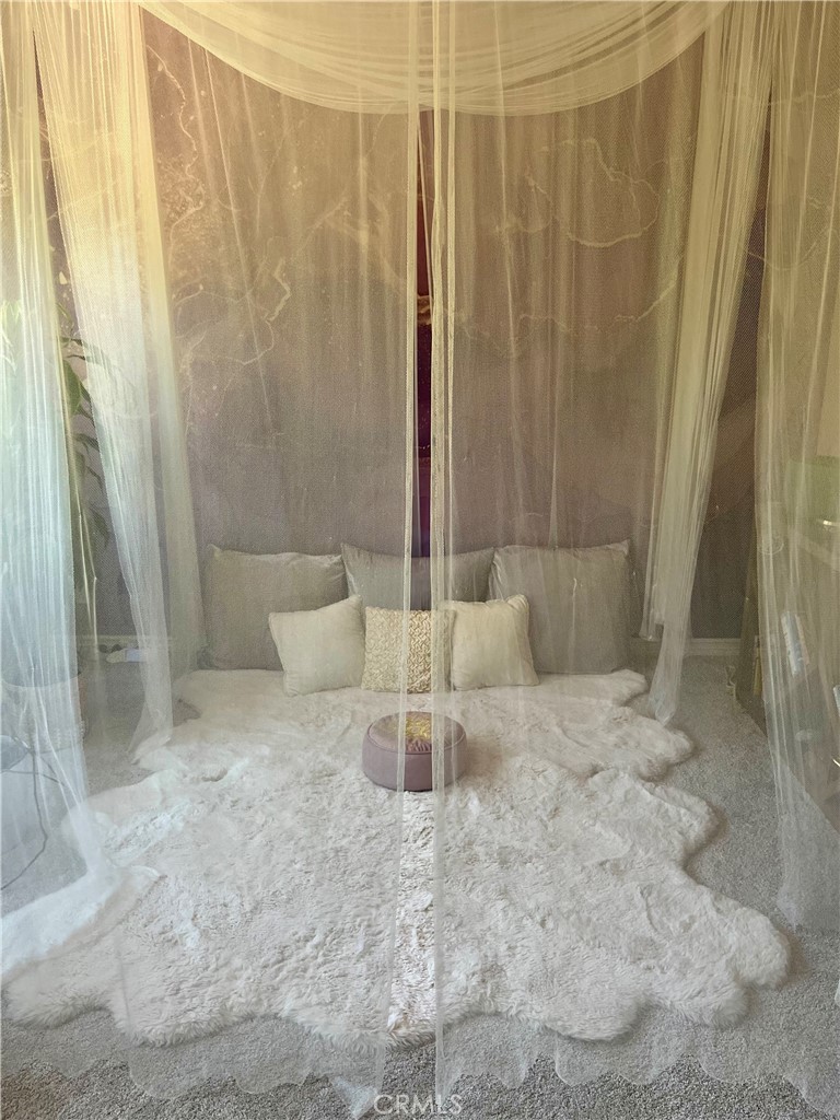 https://media.crmls.org/medias/e8645185-d886-494d-a8b8-37ce715c2290.jpg?preset=X-Large