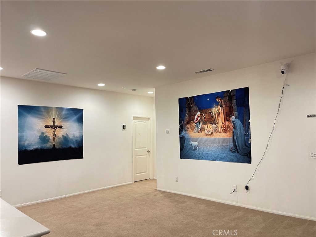 https://media.crmls.org/medias/e86629f0-6e39-4e2c-9b7f-6b5455efce6f.jpg?preset=X-Large