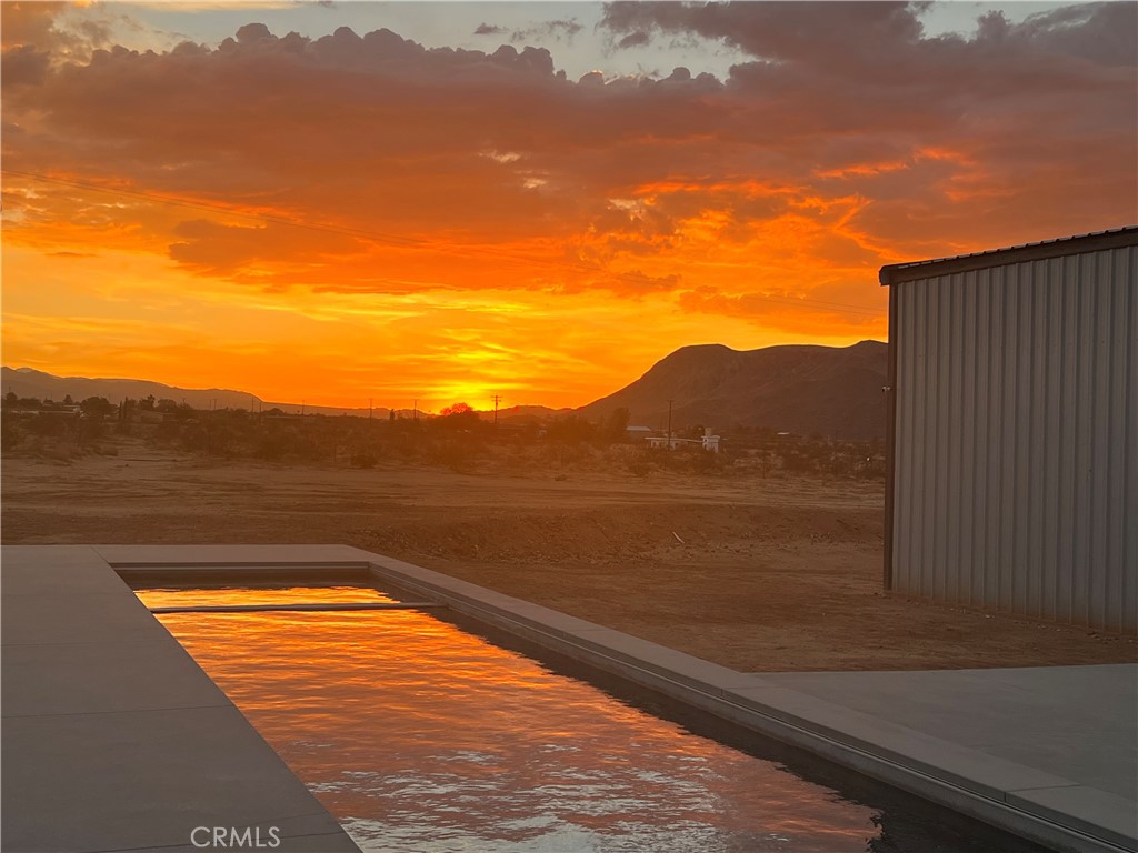 https://media.crmls.org/medias/e869a636-de1a-414c-95c3-f25ed1780ef1.jpg?preset=X-Large