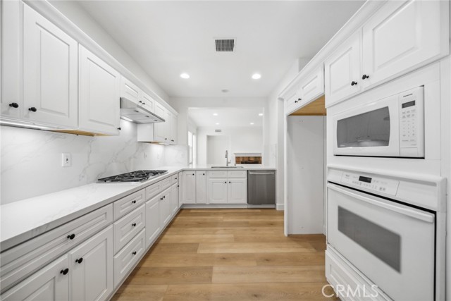 Detail Gallery Image 4 of 23 For 236 Terra Cotta, Irvine,  CA 92603 - 3 Beds | 2/1 Baths