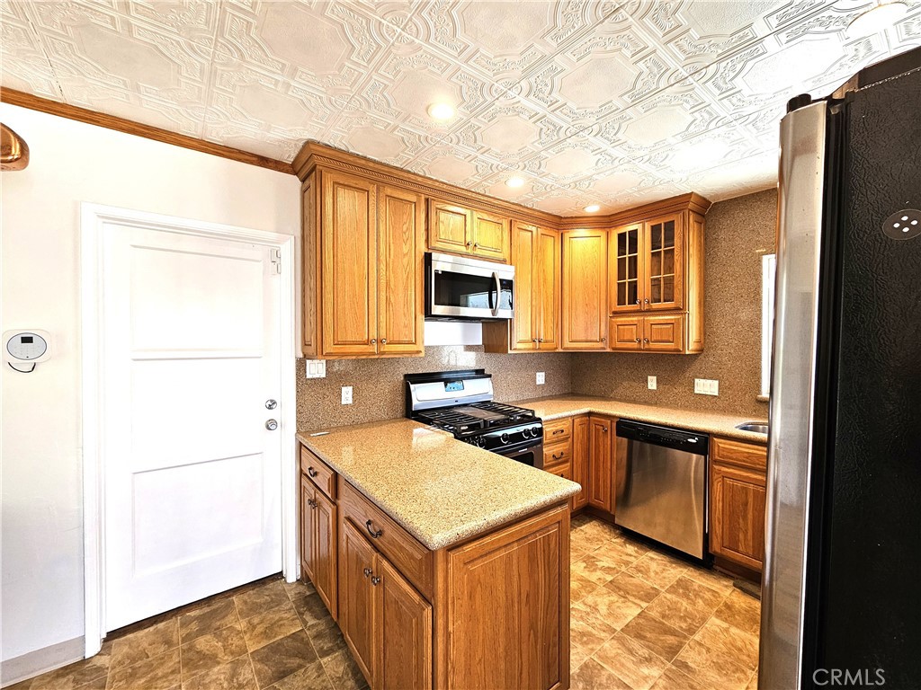 https://media.crmls.org/medias/e86b5512-3677-4e88-ac66-9c1a137bd1ae.jpg?preset=X-Large