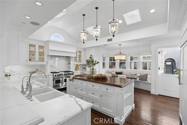 215 Marigold Avenue, Corona del Mar CA: https://media.crmls.org/medias/e86b8eb7-ccd7-4183-8bbd-9353942b165d.jpg
