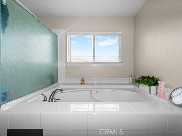 https://media.crmls.org/medias/e86d69b1-ab58-46d9-86f3-c1d695b58da8.jpg?preset=X-Large