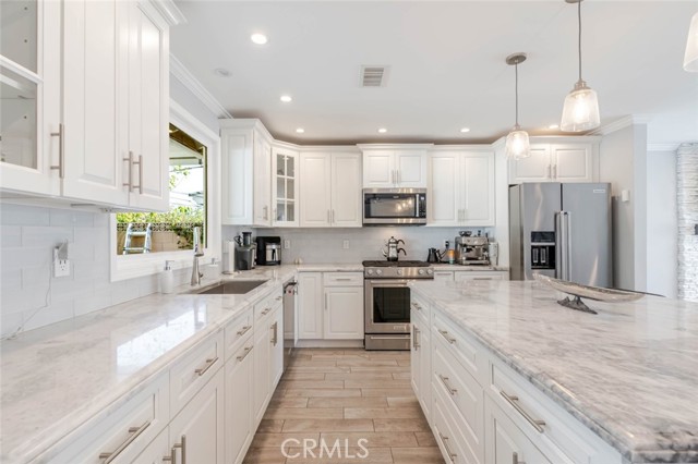 Detail Gallery Image 10 of 28 For 19833 Blythe St, Winnetka,  CA 91306 - 3 Beds | 2 Baths