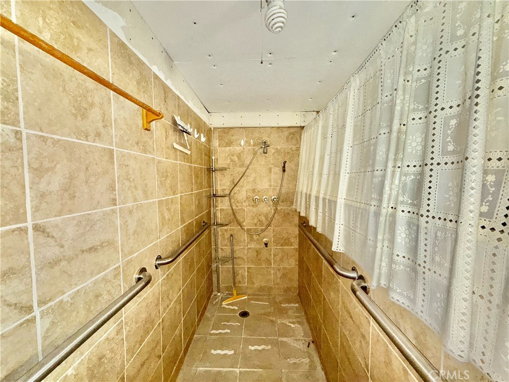 https://media.crmls.org/medias/e8711b92-2b1d-498f-8202-f870bf64d6a8.jpg?preset=X-Large