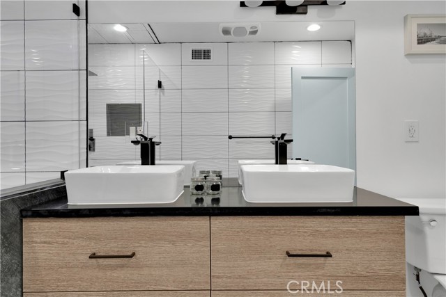 5226 W 20th Street, Los Angeles CA: https://media.crmls.org/medias/e871e8ed-b643-4b41-bba4-0d4e4e2591bf.jpg