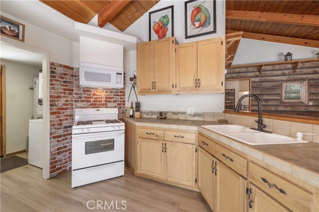 941 Anita Avenue, Big Bear City CA: https://media.crmls.org/medias/e8728df9-e73a-43c8-8b8b-e434b242b5af.jpg