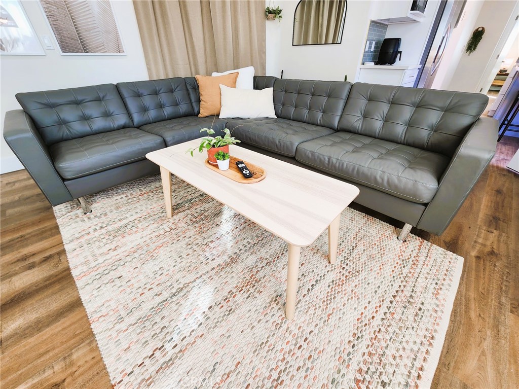 https://media.crmls.org/medias/e8731998-1be4-48d0-a18f-0c19e616eea5.jpg?preset=X-Large
