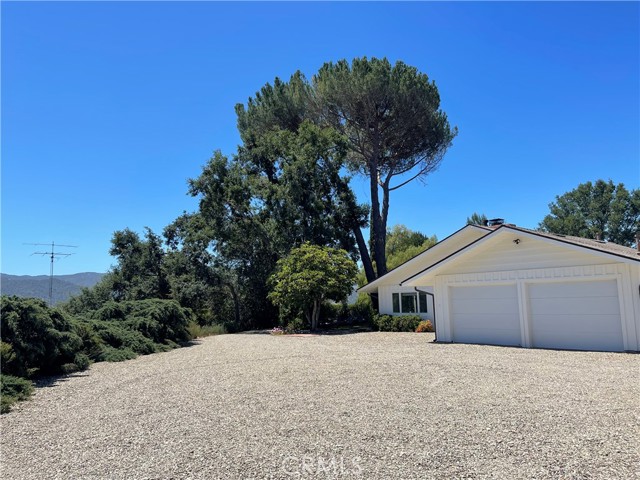 724 N Refugio Road, Santa Ynez CA: https://media.crmls.org/medias/e875c328-8465-4a83-b491-33063b61e109.jpg