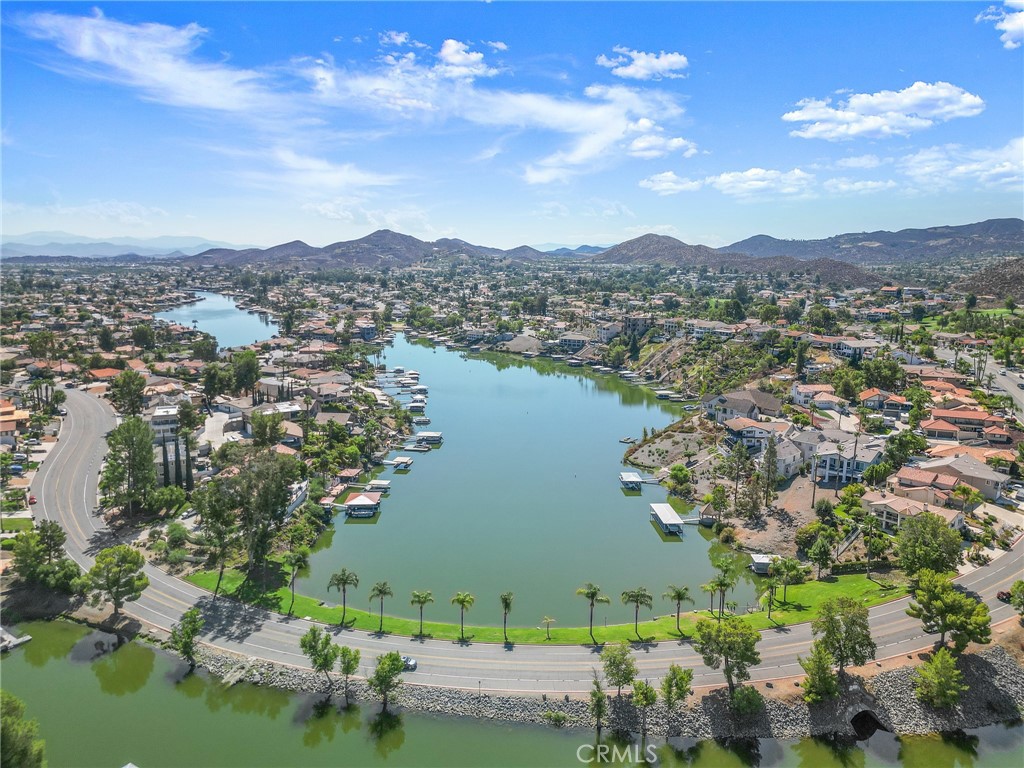 https://media.crmls.org/medias/e87676e3-359d-4e1b-a9b2-15ab49de4893.jpg?preset=X-Large