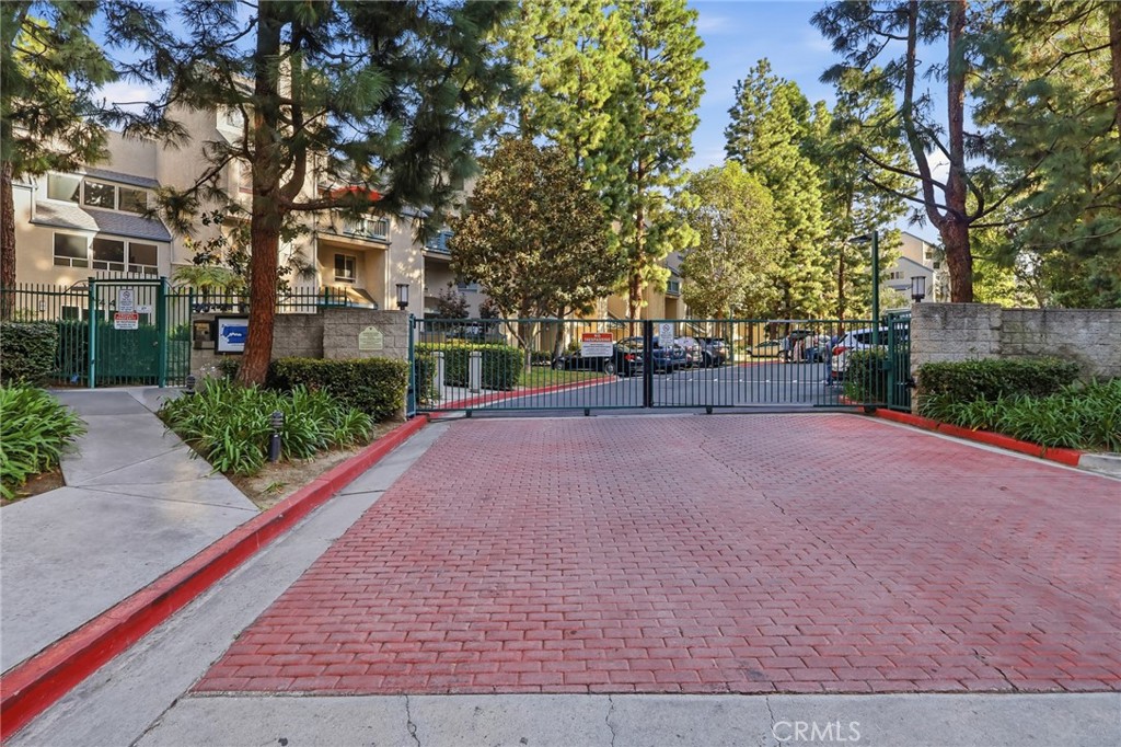 https://media.crmls.org/medias/e8769459-c381-4674-b695-51e6ea5be487.jpg?preset=X-Large