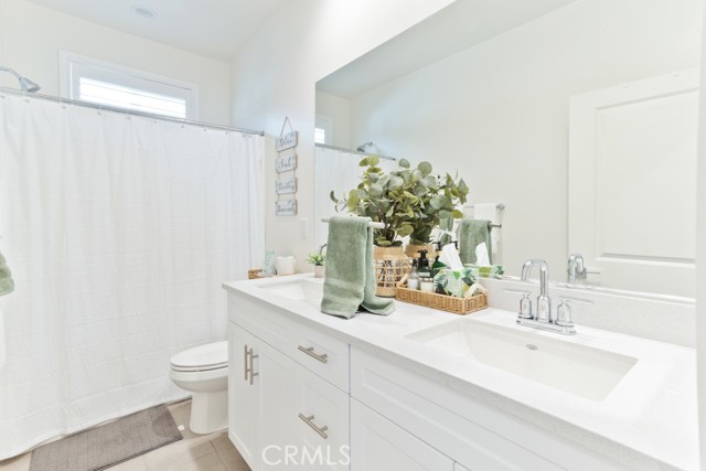 16040 Jamie Lane, Fontana CA: https://media.crmls.org/medias/e876b02a-565e-432d-b3d0-bd383aa1be86.jpg