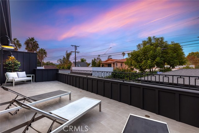 Detail Gallery Image 5 of 33 For 6149 Lindenhurst Ave, Los Angeles,  CA 90048 - 6 Beds | 5/2 Baths