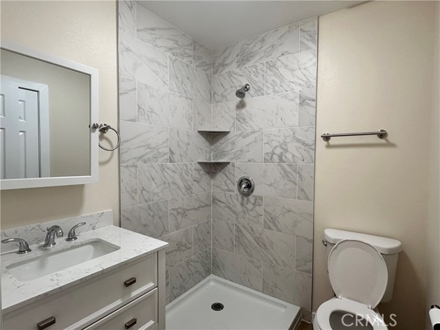 Detail Gallery Image 8 of 8 For 108 S Lindsay St #B,  Lake Elsinore,  CA 92530 - 2 Beds | 2 Baths