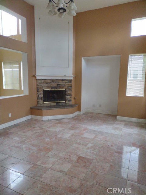 Detail Gallery Image 4 of 19 For 14948 Hillstone, Fontana,  CA 92336 - 4 Beds | 2/1 Baths