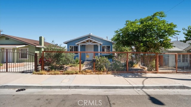 533 E Fredricks Street, Barstow CA: https://media.crmls.org/medias/e87b0000-34fa-4461-88ed-838cf51a0809.jpg