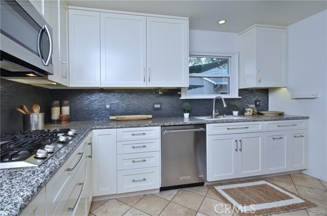 Detail Gallery Image 9 of 20 For 14018 Hesby St, Sherman Oaks,  CA 91423 - 3 Beds | 2 Baths