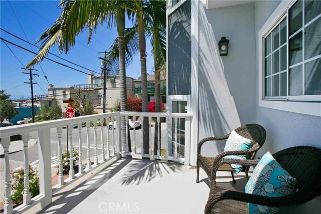 Front Residence - Patio