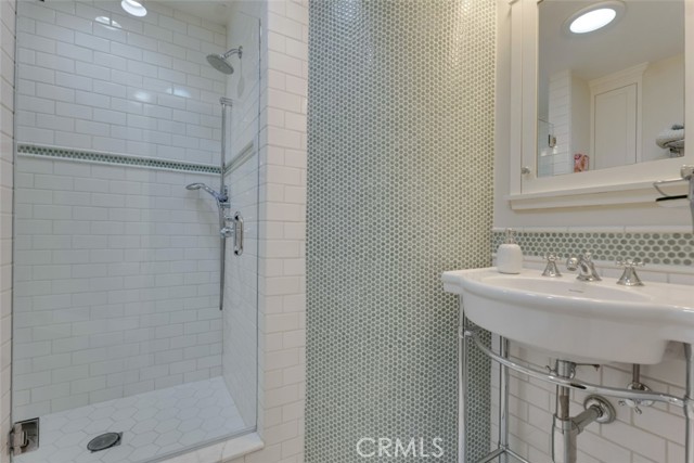 Image 18 of 57 For 3760 Dover Street