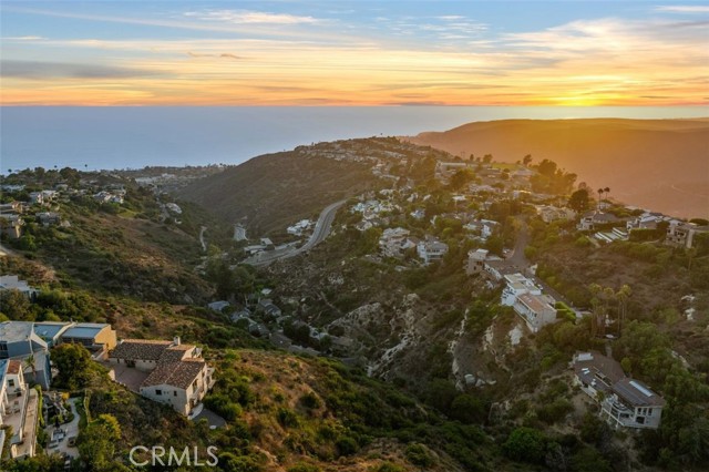 2516 Temple Hills Drive, Laguna Beach CA: https://media.crmls.org/medias/e87f2eab-60a1-42b1-9135-a26125fd822a.jpg