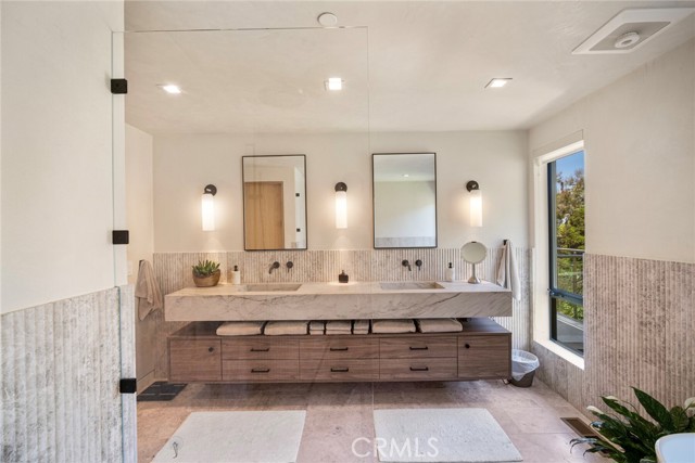 702 Diamond, Laguna Beach CA: https://media.crmls.org/medias/e87f6970-4686-4d22-993a-0375d4ae9164.jpg