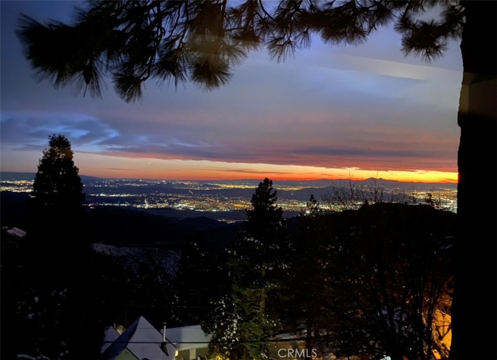 https://media.crmls.org/medias/e881d86d-c662-4a8f-b6ec-0049fc786037.jpg?preset=X-Large