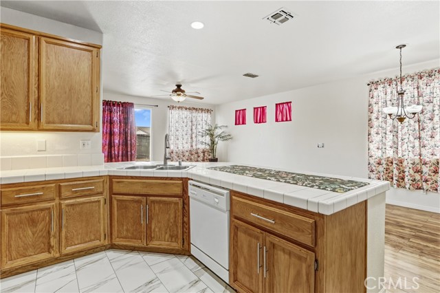9209 Rosecut Court, Sacramento CA: https://media.crmls.org/medias/e8851d2b-ce6a-4f66-9a50-9a9a1caa5171.jpg