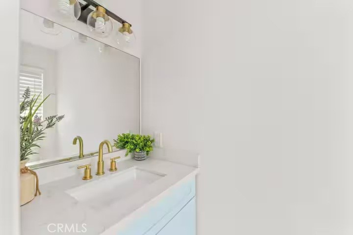 https://media.crmls.org/medias/e88609e4-6cd3-40ac-ad55-de279570c8e6.jpg?preset=X-Large