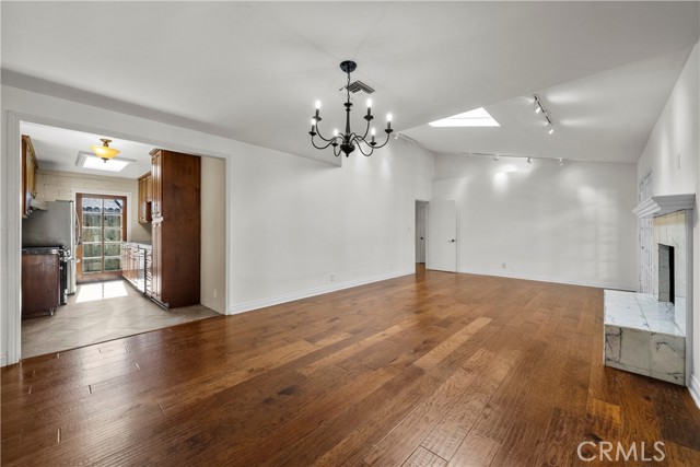 22232 Buena Ventura St, Woodland Hills CA: https://media.crmls.org/medias/e8873956-615b-4de3-b5e6-060213123bf1.jpg
