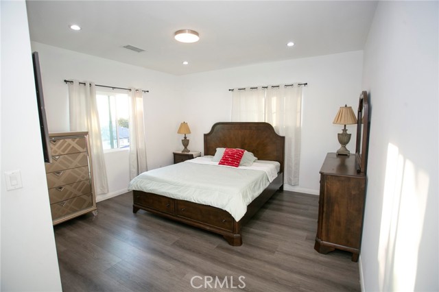 Detail Gallery Image 10 of 25 For 8322 Vista Del Rosa St, Downey,  CA 90240 - 5 Beds | 3 Baths