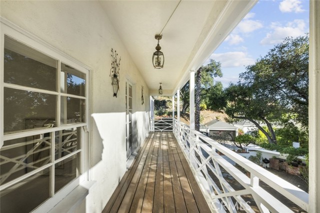 Detail Gallery Image 18 of 54 For 1815 Las Flores Dr, Glendale,  CA 91207 - 4 Beds | 3 Baths