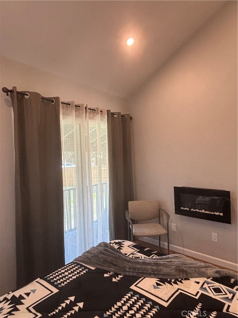 https://media.crmls.org/medias/e8893fd8-bdcc-4590-bffc-5eda0120973c.jpg?preset=X-Large