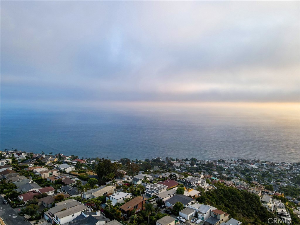 https://media.crmls.org/medias/e88988f9-b6be-4ada-932c-419b3fc31a1b.jpg?preset=X-Large
