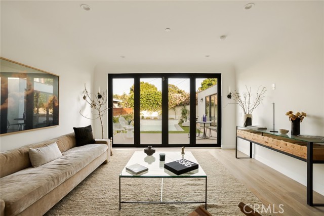 2334 Glover Place, Los Angeles CA: https://media.crmls.org/medias/e88c30a1-af86-46b4-8101-9308945cb537.jpg