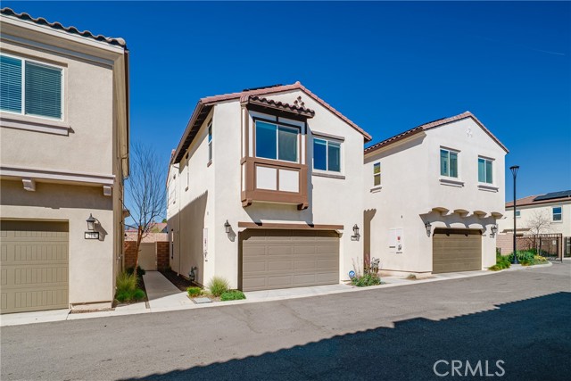 Detail Gallery Image 3 of 38 For 208 Bonita Ln, Rialto,  CA 92376 - 3 Beds | 2/1 Baths