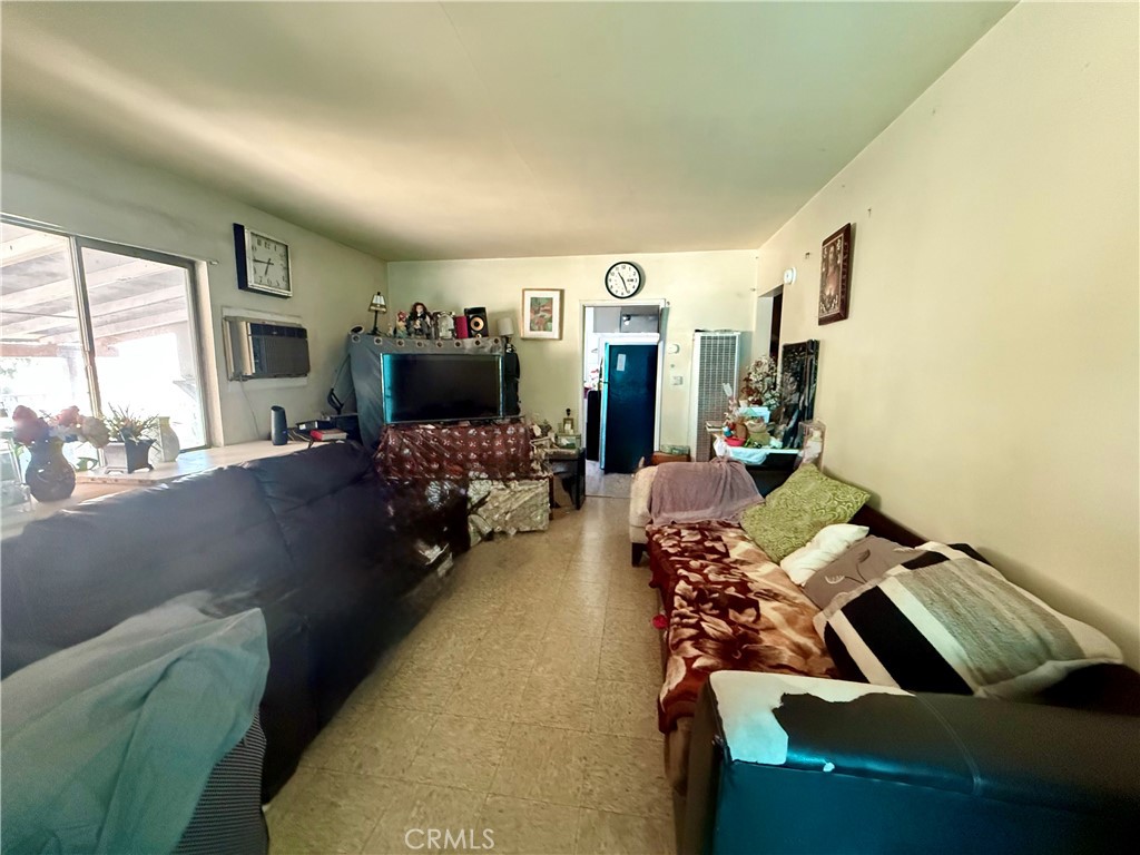 https://media.crmls.org/medias/e88cf078-4c67-455d-b10b-baec0df5caea.jpg?preset=X-Large