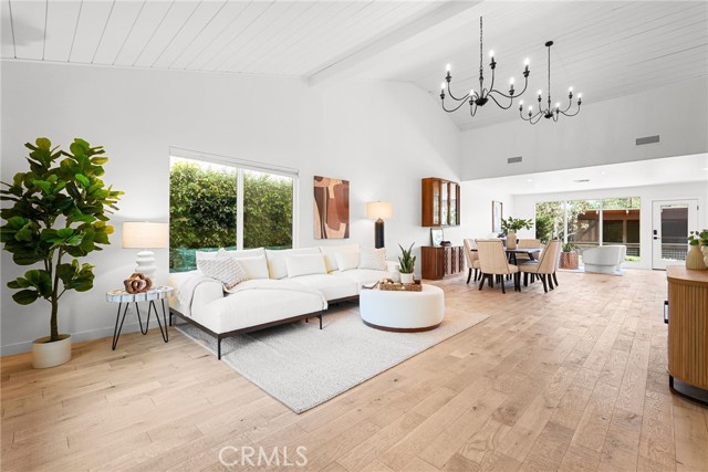 Detail Gallery Image 4 of 26 For 1321 W Morningside Dr, Burbank,  CA 91506 - 2 Beds | 2 Baths