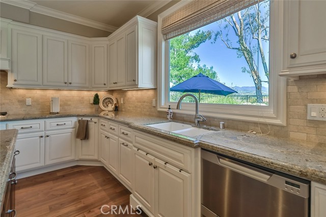 11583 Flowerwood Court, Moorpark CA: https://media.crmls.org/medias/e88f2530-0b16-44b7-acd0-4141209a07da.jpg
