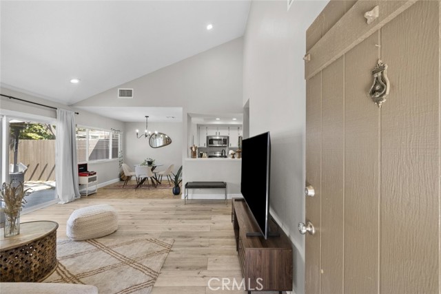 Detail Gallery Image 4 of 33 For 2019 Covington Ave, Simi Valley,  CA 93065 - 2 Beds | 2 Baths